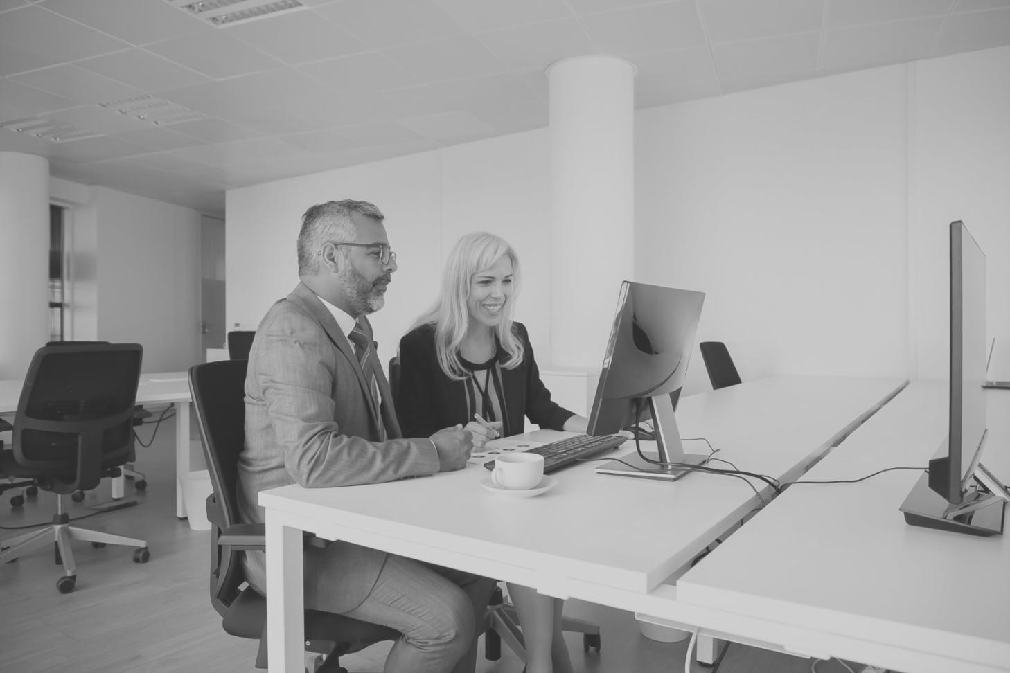 Salle de formation moderne avec équipements d'analyse financière